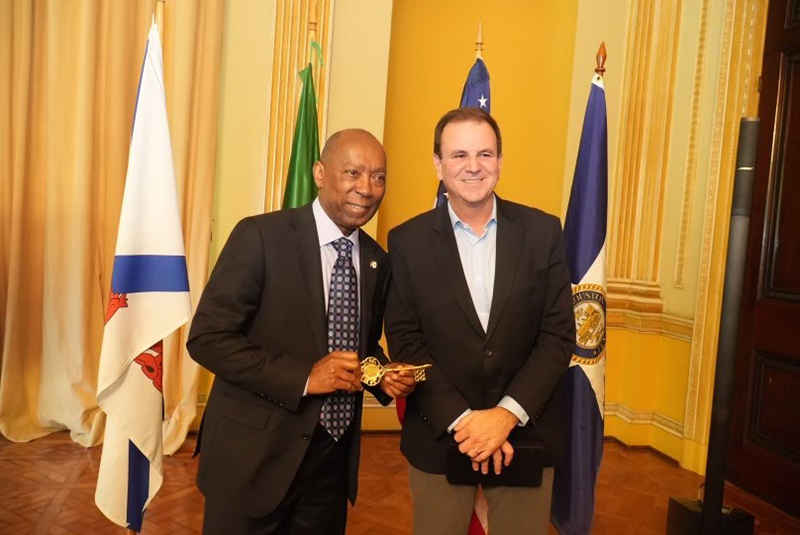 Mayor Turner accepts key to the city from Rio de Janeiro Mayor Eduardo da Costa Paes