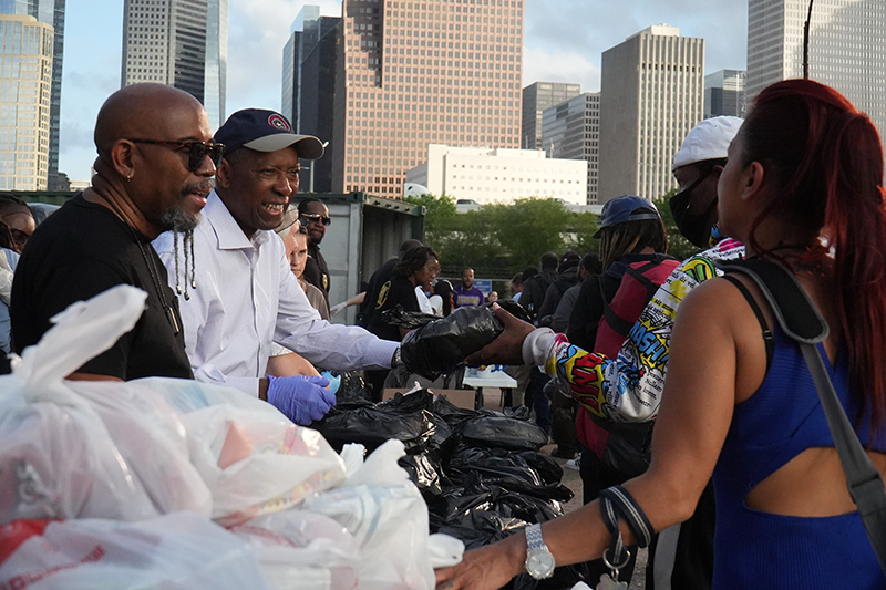 Mayor Turner Handing Out Meals