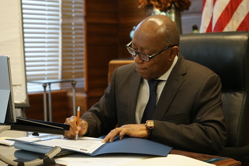 Mayor Signing Executive Order
